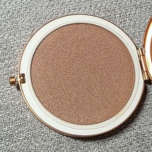 NEW Storybook Cosmetics Radiant Pressed Powder Highlighter - Revolution